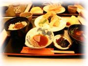 てんぷらのコースです。ごはんにのったちりめん山椒が美味!