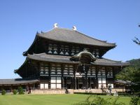 東大寺大仏殿。黄金のしびが印象的です。