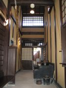 中央にかまどがあります。
