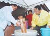 草津共同作業所へ「もちつき大会」を支援