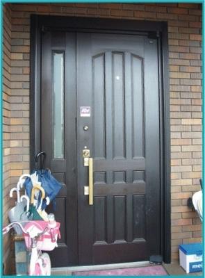 重厚なアルミ製の玄関ドアです。