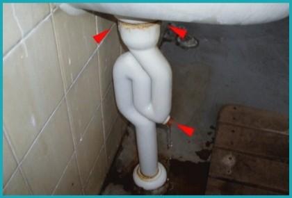 汚れで管が流れないので、中の水が漏れ出してきます。