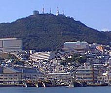 長崎港から見た稲佐山と稲佐の町並み
