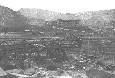 原爆で破壊された市街と城山国民学校