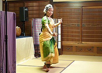 南インド古典舞踊とシタール・タブラー演奏にて ４枚目