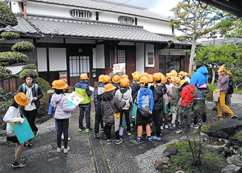 小学生、中小路家住宅を見学にて ３枚目