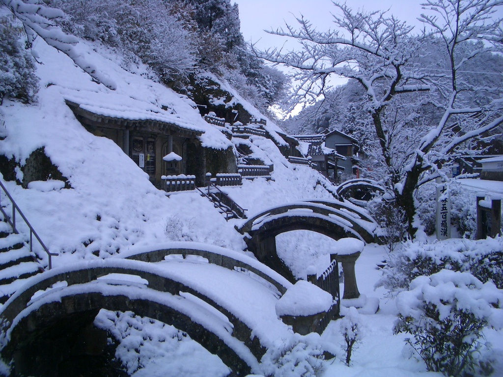 雪の羅漢寺前の石橋
