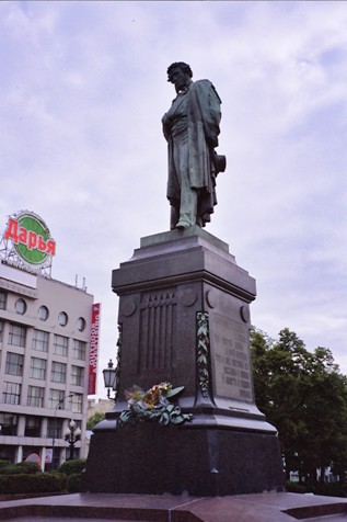プーシキン広場のプーシキン像