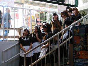 階段に並ぶメイドさん