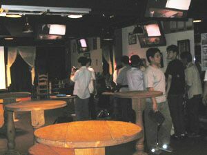 喫茶店へ持っていく装備じゃない