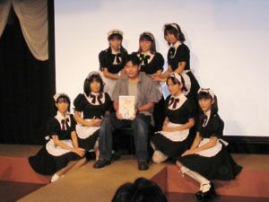 手にした本は「コミック王国」