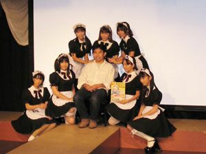 手にした本は「ゲーマーズナビ」