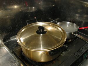 となりのナベで薄皮用の小麦粉といてます