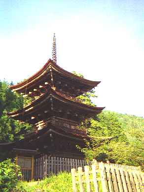 新海三社神社三重塔