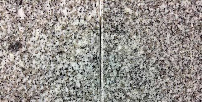 愛媛県産 大島石（並）と大島石（特級）のサンプル比較