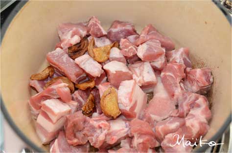 軽く塩をした豚肉をニンニクオイルで炒める