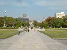 記念公園にはたくさんの外国人の方もいましたよ!