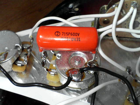 我輩の所有するfender U S A Americanstratocasterの出音がカキカキと高音が耳に付く不満を感じ 手っ取り早くコンデンサーの交換をしてみました 最初から付いているコンデンサー う ん いいのやら悪いのやらよくわからんですなぁ 今回取り付ける