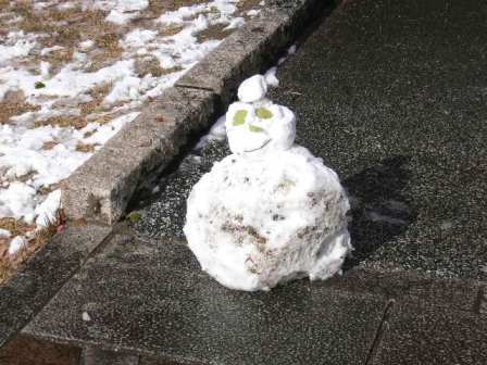 緑地公園への道すがら見かけた雪だるま君。おーい、どっかに飲みに行くか?