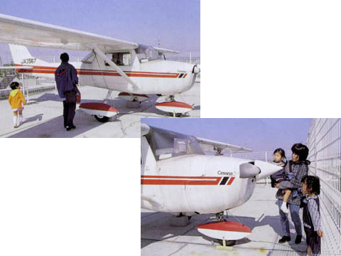 スマイルプラザは 屋上に飛行機博物館があります。 将来はヘリコプターも置こうと思っています 京坂「大和田駅」からすぐ！ 電車からも見えるよ！