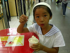 アイスクリームを食べるヨウカラ