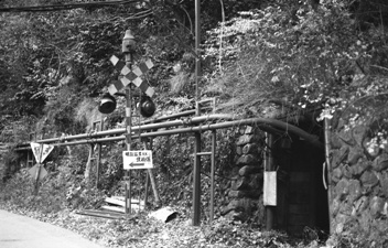 資材係前のトンネル