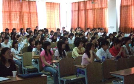 話を聞く学生の様子