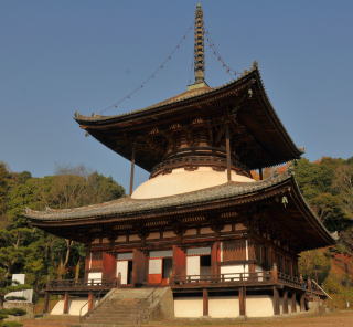 高さ約40m、横幅15mの堂々たる重量級であり、見るものを威圧する。
