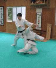 合気道合宿で呼吸投げを披露している道場長