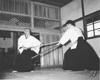 合気道の呼吸投げを披露している合気道開祖