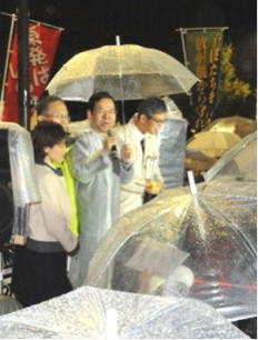 11日、国会正門前で訴える日本共産党の志位和夫委員長ら