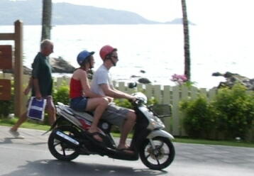観光客は日本人も多いけど、バイクに乗ったり街のバーで飲んでいるのは欧米人ばっかり。