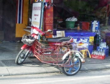タイのバイクは実に働き者である。