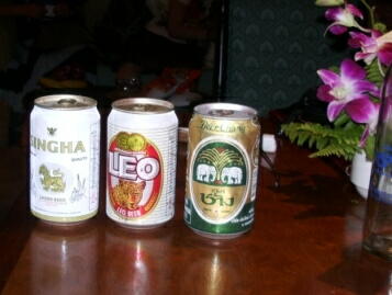 左:シンハビール(15バーツ)。中:レオビール(12バーツ)。右:チャンビール(14バーツ)。
