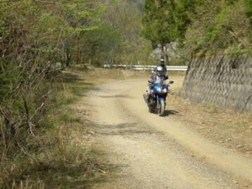 ビッグバイクで林道走行は疲れますわ〜!