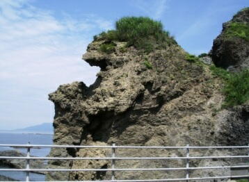 このあたりの海岸線、奇岩・奇石がたくさんあります。