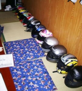 バイクはカワサキ、メットはショーエイが道駅の主流か〜?