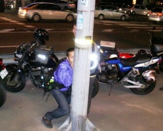 へっへっへ、こうやって反射材つきのジャケットとバイクの爆音で、目立たないように近付くぜ!!