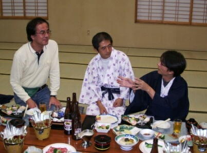 夜行バスで参加の実森さん。「来る途中、こーんなりんご生ってるのん見たで。」