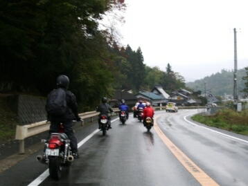実はパトカーの前は駅伝の最後尾ランナーが走ってるため、時速20km/h弱のトロトロ走行(-_-;)。