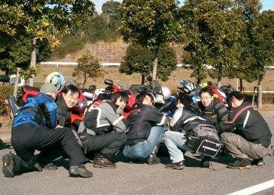 なんでこんなバカなポーズばっかりするんでしょうね。