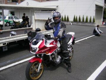 他にCB750にも乗ったよ〜。・・・って、なんでカワサキの「サインはK」やねん!?