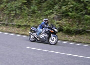 走りがサマになってるちっこいライダー(失礼!) やたらバイクがデカく見えるね〜。
