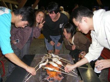 清水温泉まで送迎つき。BBQの炭の準備もやってもらえて、至れり尽くせりでした〜。それより、早う鮎食わせ〜(`Д´) ムキー!