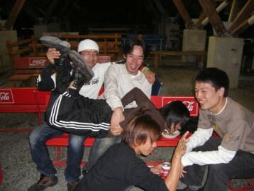 愛知県人は飲んだらこーやってしゃちほこするでよ〜。「うそだで〜、そんなん知らんがや〜」