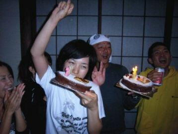 10月生まれのお祝いしてもらったよ〜。突然のことで、めちゃ感激〜! みんな、ありがとう〜(涙)・・・横で歯をむいて笑ってるのは・・・?