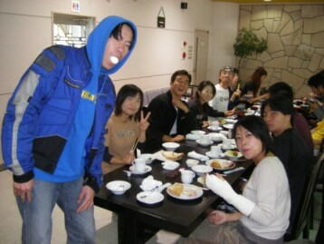 一番手前は玉子泥棒(?)。おかーさん、手ェ大変そう。