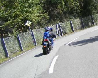CB1300SBはコントロールが楽! やけど、この時はライダーとタンデマーの重量バランスが問題。