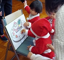《リトミック》いちごの飾り付け！
