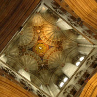 大聖堂内身廊天井の写真